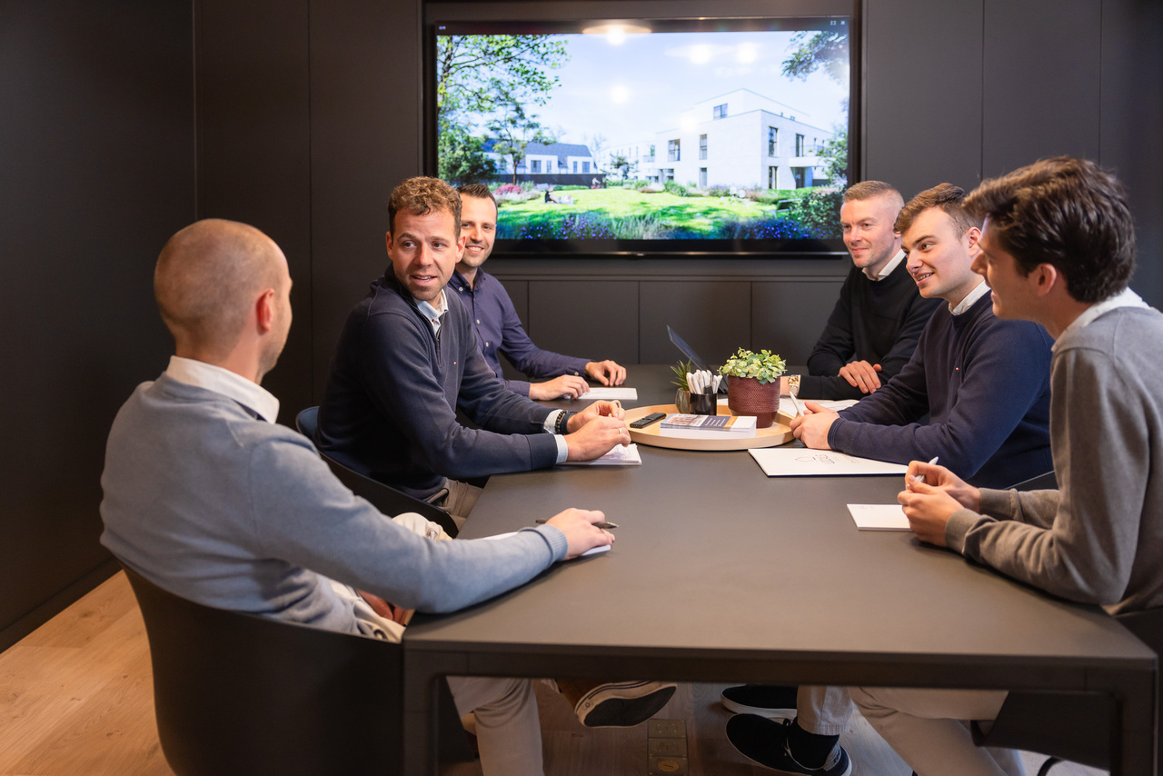Het Locals team in vergadering